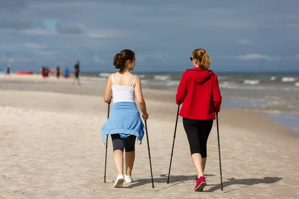 Active Nastolatkę Kobieta Spaceru Wykałaczkami Turystycznych Nad Morzem Nordic Walking — Zdjęcie stockowe