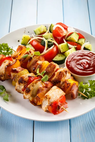 Grilled Meat Vegetables Skewers Fresh Salad Ketchup White Plate Blue — Stock Photo, Image