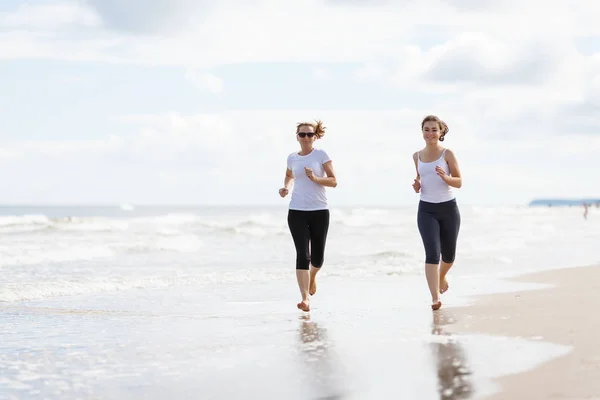 Menina Adolescente Ativa Mulher Correndo Juntos Mar — Fotografia de Stock