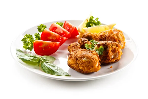 Deep Fried Chicken Legs Tomatoes Lemon Slices White Plate — Stock Photo, Image