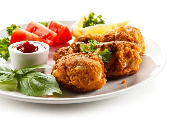 Vista Detalhada Das Pernas Fritas Frango Com Tomate Fatias Limão — Fotografia de Stock