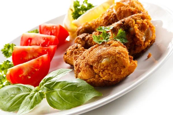 Detail View Deep Fried Chicken Legs Tomatoes Lemon Slices White — Stock Photo, Image