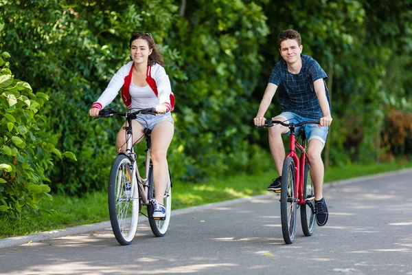 Υγιή Νεαρό Ζευγάρι Ιππασία Ποδήλατα Στο Πάρκο Της Πόλης — Φωτογραφία Αρχείου