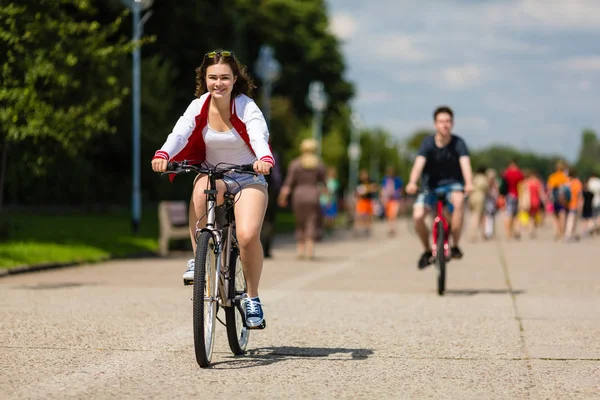 Pareja Joven Saludable Montando Bicicletas Parque Ciudad — Foto de Stock