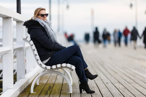 坐在海边长椅上的中年妇女 — 图库照片