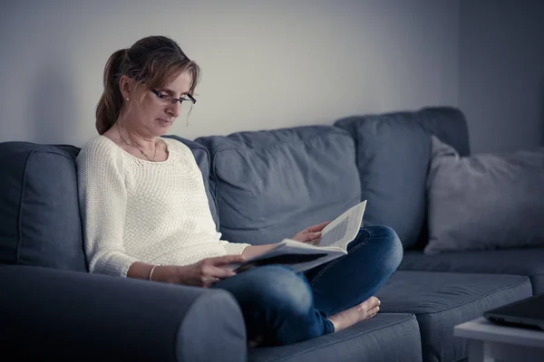 Retrato Mulher Adulta Sentada Sofá Livro Leitura — Fotografia de Stock