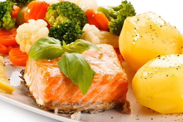 Gebackener Lachs Mit Gekochten Kartoffeln Und Verschiedenen Gemüsesorten — Stockfoto