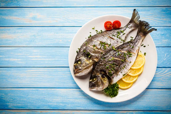 Vista Superior Los Peces Fritos Con Rodajas Limón Tomate Plato — Foto de Stock