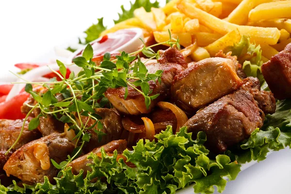 Shashlik Carne Con Patatine Fritte Verdure Fresche Salsa Barbecue Piatto — Foto Stock