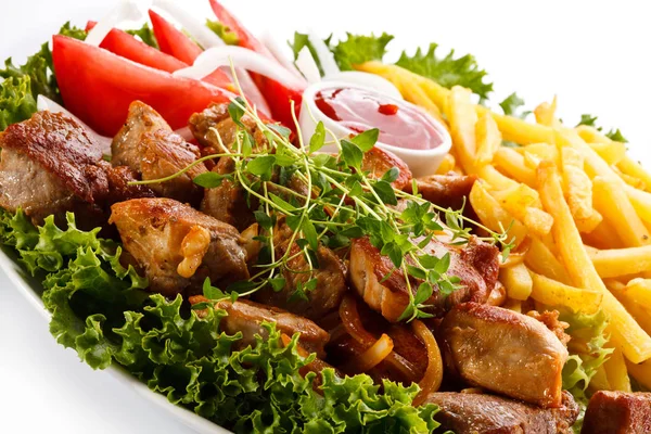 Schaschlik Mit Pommes Frites Frischem Gemüse Und Grillsoße Auf Weißem — Stockfoto