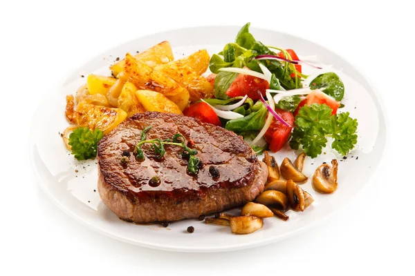 Bife Grelhado Com Batatas Fritas Cogumelos Salada Fresca Prato Branco — Fotografia de Stock