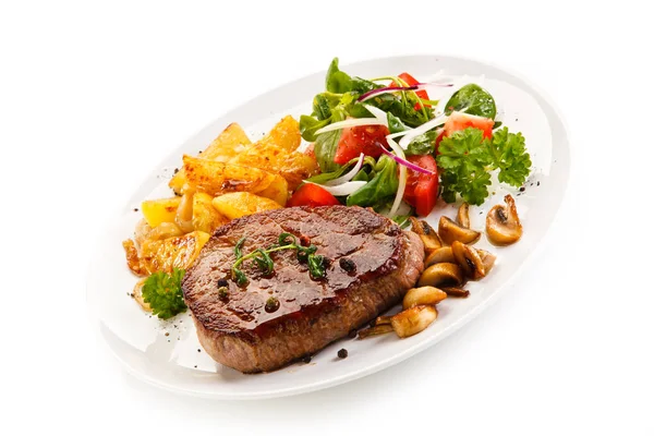 Bife Grelhado Com Batatas Fritas Cogumelos Salada Fresca Prato Branco — Fotografia de Stock