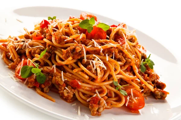 Detailoverzicht Van Pittige Noedels Met Bolognese Saus Verse Tomaten Geserveerd — Stockfoto