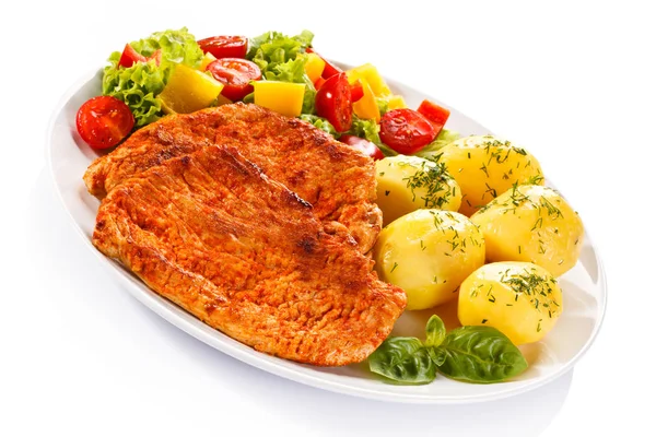 Gegrilltes Schweinesteak Mit Salzkartoffeln Und Frischem Salat Auf Weißem Teller — Stockfoto