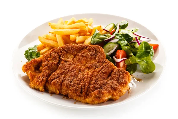 Schnitzel Aux Frites Salade Fraîche Sur Assiette Blanche — Photo