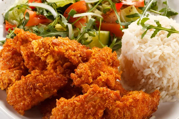 Weergave Van Kipnuggets Met Rijst Verse Salade Wit Bord Sluit — Stockfoto