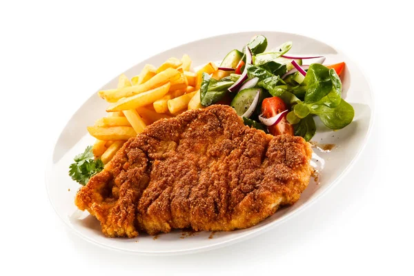 Schnitzel Con Papas Fritas Ensalada Fresca Plato Blanco —  Fotos de Stock