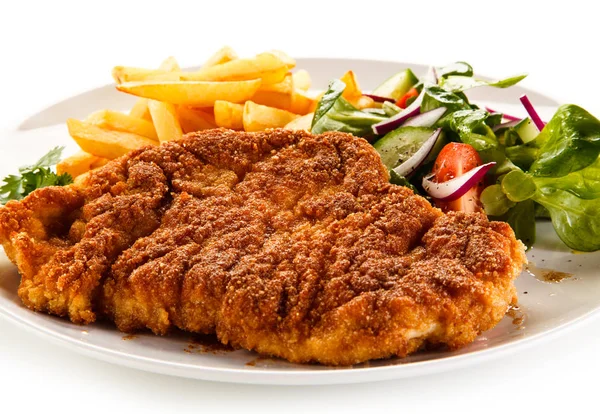 Vista Detalhada Schnitzel Com Batatas Fritas Salada Fresca Placa Branca — Fotografia de Stock