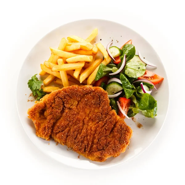 Vista Superior Schnitzel Con Papas Fritas Ensalada Fresca Plato Blanco —  Fotos de Stock