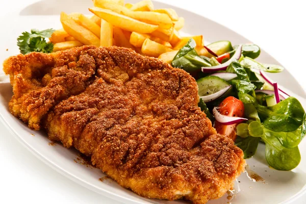 Vista Detallada Del Schnitzel Con Papas Fritas Ensalada Fresca Plato — Foto de Stock