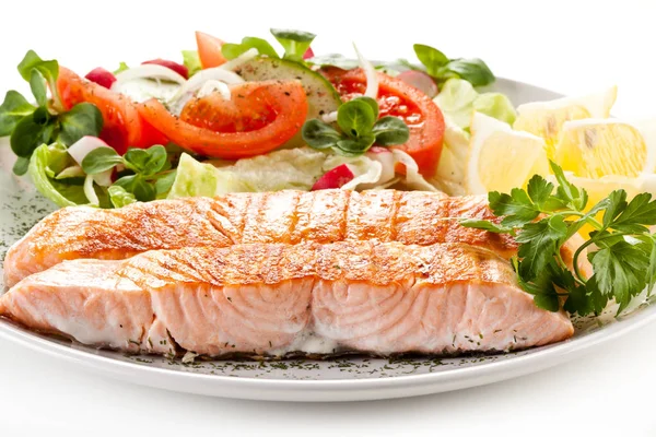 Gegrilde Zalm Met Plakjes Citroen Verse Salade Witte Plaat — Stockfoto