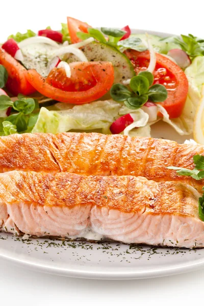 Dettaglio Vista Salmone Alla Griglia Con Fette Limone Insalata Fresca — Foto Stock