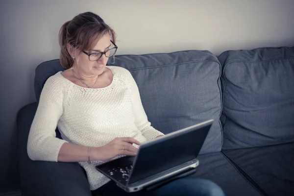 Porträt Einer Frau Die Online Mit Laptop Arbeitet — Stockfoto