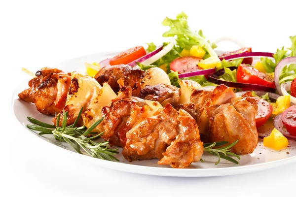 Detail View Juicy Meat Shashlik Salad Fresh Vegetables White Plate — Stock Photo, Image