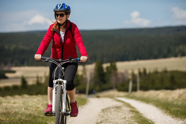 Aktiv Vuxen Kvinna Sportkläder Ridning Cykel Skogen — Stockfoto