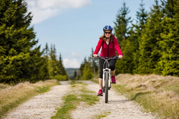 Donna Adulta Attiva Abbigliamento Sportivo Bicicletta Nella Foresta — Foto Stock