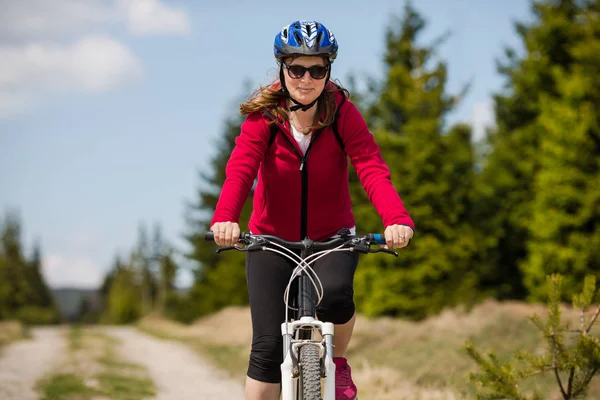Mulher Adulta Ativa Sportswear Andar Bicicleta Floresta — Fotografia de Stock