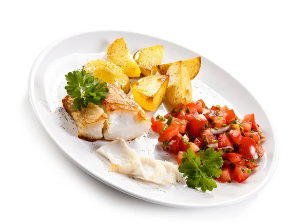 Peixe Assado Com Quartos Batata Salada Fresca — Fotografia de Stock