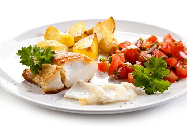 Gebackener Fisch Mit Kartoffelvierteln Und Frischem Salat — Stockfoto