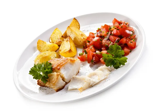 Gebackener Fisch Mit Kartoffelvierteln Und Frischem Salat — Stockfoto