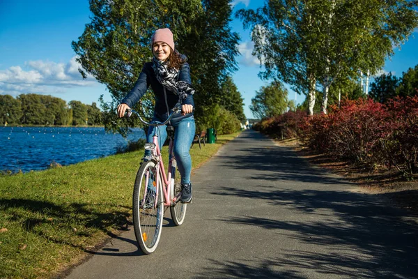 Menina Adolescente Andando Bicicleta Campo Perto Rio Conceito Desporto Lazer — Fotografia de Stock