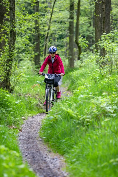 Femme Adulte Active Vêtements Sport Équitation Vélo Dans Forêt — Photo