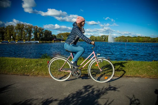 Tonåring Flicka Ridning Cykel Landsbygden Nära Floden Sport Och Fritid — Stockfoto