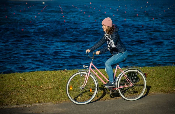 Chica Adolescente Montando Bicicleta Campo Cerca Del Río Concepto Deporte —  Fotos de Stock