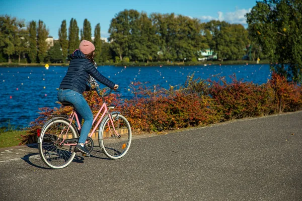 十几岁的女孩骑自行车在农村附近的河流 体育和休闲概念 — 图库照片