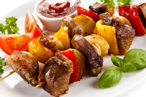 Pinchos Carne Verduras Con Salsa Barbacoa Plato Blanco — Foto de Stock