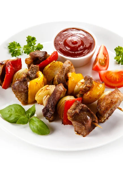 Шашлыки Мяса Овощей Соусом Барбекю Белой Тарелке — стоковое фото