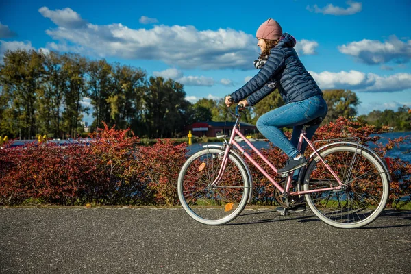 Подростковая Девушка Велосипеде Сельской Местности Возле Реки Спорт Досуг — стоковое фото