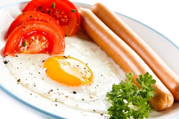 Jajko Sadzone Kiełbasy Pomidory Pietruszką Białym Talerzu — Zdjęcie stockowe