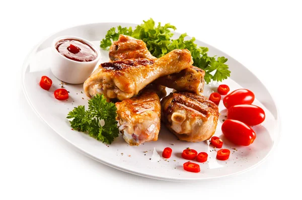 Részlet Nézet Grillezett Csirkecomb Friss Zöldségekkel Barbecue Szósszal — Stock Fotó
