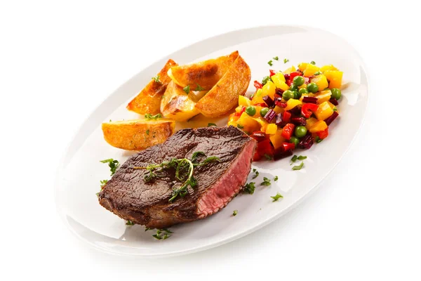 Geroosterde Biefstuk Met Gebakken Aardappel Kwartalen Gehakte Groenten Salade Geserveerd — Stockfoto