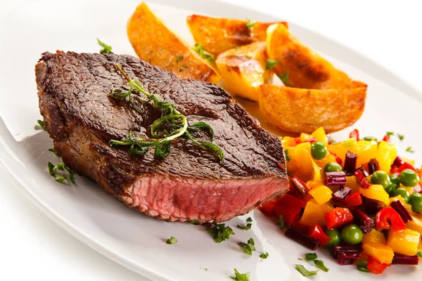 Detailní Pohled Pečený Hovězí Steak Čtvrtletí Pečené Brambory Nakrájenou Zeleninový — Stock fotografie