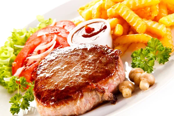 Vue Détaillée Steak Boeuf Avec Frites Ondulées Légumes Frais Sauce — Photo