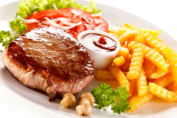 Detailansicht Des Rindersteaks Mit Welligen Pommes Frites Frischem Gemüse Und — Stockfoto