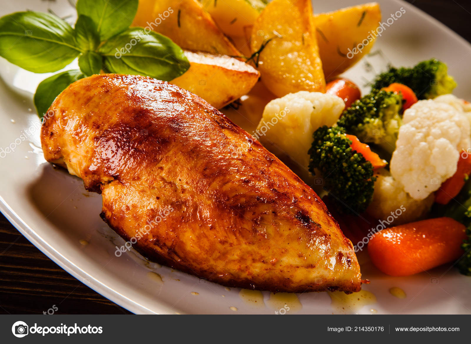 Vista Detallada Pechuga Pollo Asado Con Corteza Crujiente Cuartos ... Vista Detallada Pechuga Pollo Asado Con Corteza Crujiente Cuartos ...