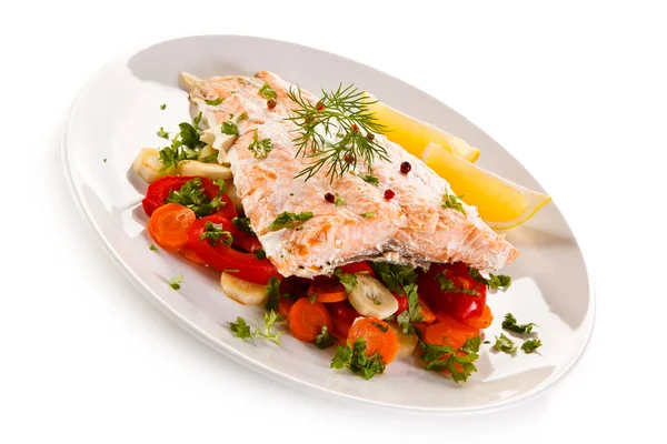 Filetto Salmone Arrosto Con Verdure Fresche Pezzi Limone Piatto Bianco — Foto Stock